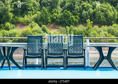 Des chaises longues sur le pont Banque D'Images