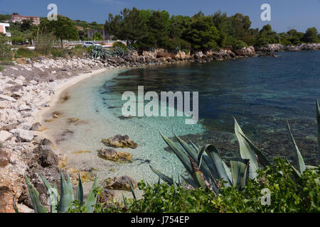 Petite plage tranquille sur la SW Argostoli, Kefalonia, Grèce péninsulaire Banque D'Images