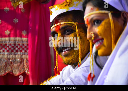 Mariés à la cérémonie de mariage indien au curcuma Banque D'Images
