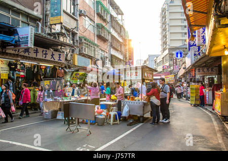 Taiwan - Taipei,mars 14,2015 : marché nocturne de Raohe Street,vu les gens peuvent marcher et explorer autour de lui. Banque D'Images