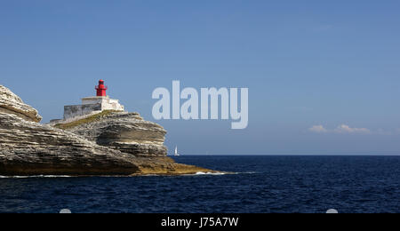 L'eau salée de la méditerranée de l'eau mer océan rock coast côte escarpée corse Banque D'Images