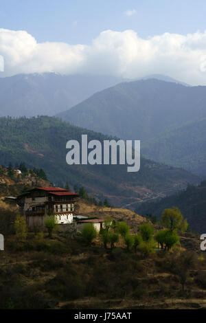 Ferme et ferme le long de la route au sud de Thimphu, Bhoutan Banque D'Images