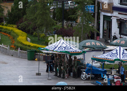 Contrôle militaire chinois à l'entrée du quartier du Barkhor, la vieille ville de Lhasa, Tibet, Chine Banque D'Images