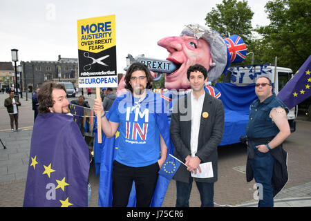 Anti-Brexit protestation devant le Forum à Norwich avec Theresa peut flotter. 18 mai 2017 UK Banque D'Images