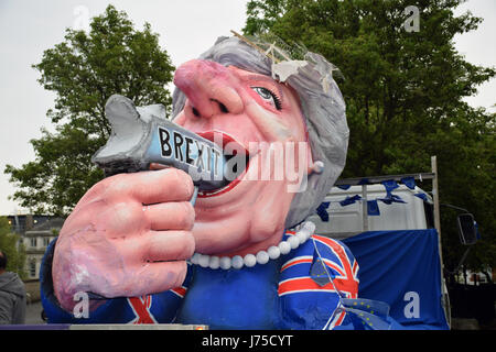 Anti-Brexit protestation devant le Forum à Norwich avec Theresa peut flotter. 18 mai 2017 UK Banque D'Images