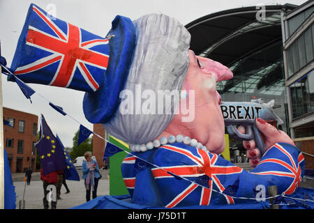 Anti-Brexit protestation devant le Forum à Norwich avec Theresa peut flotter. 18 mai 2017 UK Banque D'Images