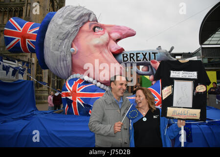 Anti-Brexit protestation devant le Forum à Norwich avec Theresa peut flotter. 18 mai 2017 UK Banque D'Images