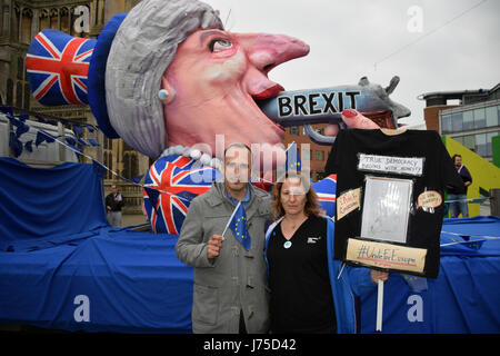 Anti-Brexit protestation devant le Forum à Norwich avec Theresa peut flotter. 18 mai 2017 UK Banque D'Images