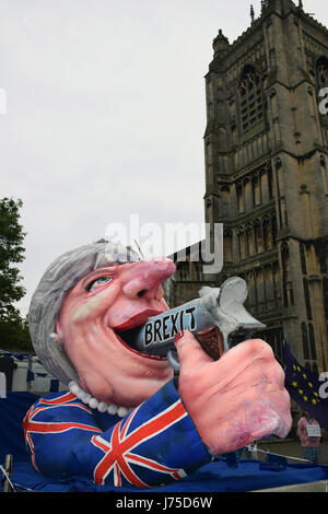 Anti-Brexit protestation devant le Forum à Norwich avec Theresa peut flotter. 18 mai 2017 UK Banque D'Images