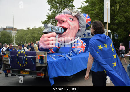 Anti-Brexit protestation devant le Forum à Norwich avec Theresa peut flotter. 18 mai 2017 UK Banque D'Images