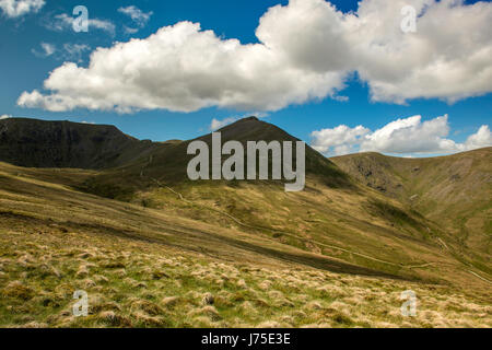 Représentant un paysage de Cumbrie à vélo le long Birkhouse Catstye avec Moor Helvellyn et Cam dans l'arrière-plan sur une belle journée de printemps Banque D'Images