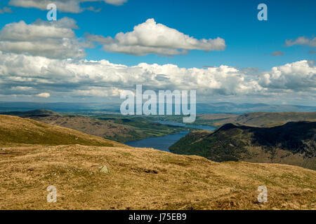 Représentant un paysage de Cumbrie à vélo le long Birkhouse Moor avec Ullswater, colline verte et le lieu est tombé en arrière-plan. Sur la belle journée de printemps. Banque D'Images