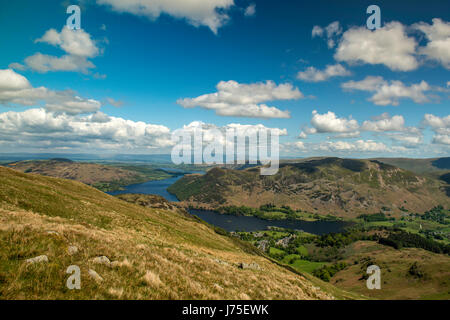 Représentant un paysage de Cumbrie à vélo le long Birkhouse Moor avec Ullswater, colline verte et le lieu est tombé en arrière-plan. Sur la belle journée de printemps. Banque D'Images