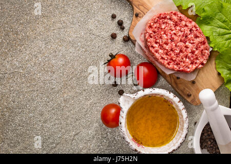 La viande de boeuf cru escalopes steak on stone Banque D'Images