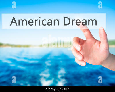 American Dream - part en appuyant sur un bouton sur l'arrière-plan flou concept . Le commerce, la technologie, internet concept. Stock Photo Banque D'Images