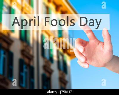 April Fools Day - part en appuyant sur un bouton sur l'arrière-plan flou concept . Le commerce, la technologie, internet concept. Stock Photo Banque D'Images