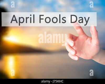 April Fools Day - part en appuyant sur un bouton sur l'arrière-plan flou concept . Le commerce, la technologie, internet concept. Stock Photo Banque D'Images