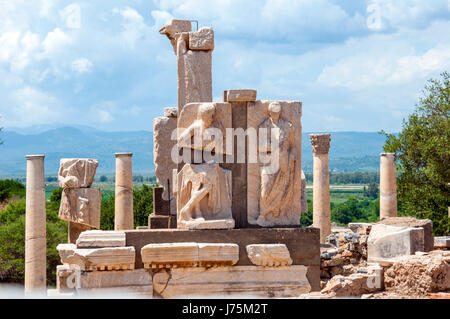 Ruines romaines historiques montrant le mémorial Memmius à Ephèse Turquie Banque D'Images