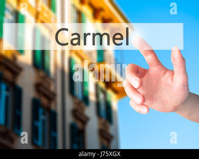 Carmel - part en appuyant sur un bouton sur l'arrière-plan flou concept . Le commerce, la technologie, internet concept. Stock Photo Banque D'Images