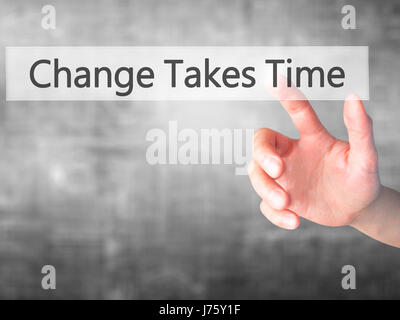 Le changement nécessite du temps - part en appuyant sur un bouton sur l'arrière-plan flou concept . Le commerce, la technologie, internet concept. Stock Photo Banque D'Images