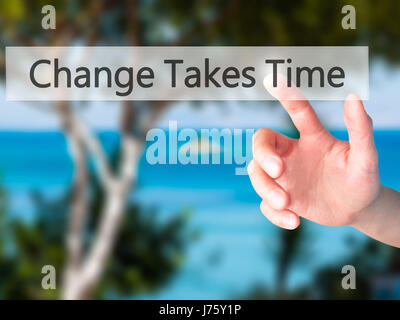 Le changement nécessite du temps - part en appuyant sur un bouton sur l'arrière-plan flou concept . Le commerce, la technologie, internet concept. Stock Photo Banque D'Images