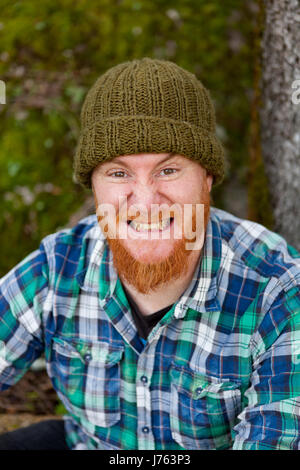 Portrait of a red haired hipster guy mettant face stupide Banque D'Images