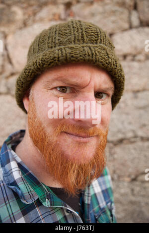 Portrait of a red haired hipster guy mettant face stupide Banque D'Images