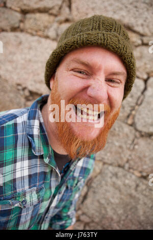 Portrait of a red haired hipster guy mettant face stupide Banque D'Images