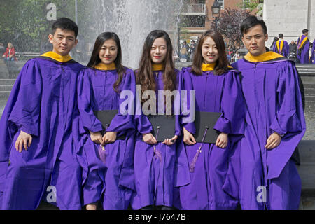 Un groupe d'étudiants chinois à l'université de New York pour célébrer l'obtention de leur diplôme à Washington Square Park à Greenwich Village, Manhattan, New York. Banque D'Images