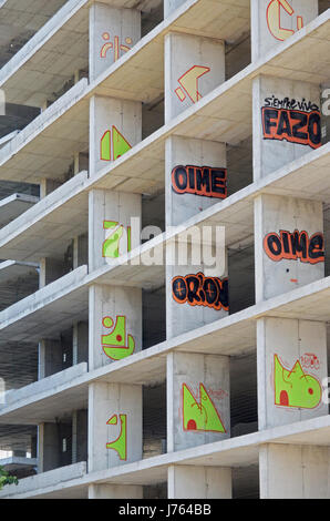 Des graffitis sur les murs d'un nouveau bâtiment du site de construction à Barcelone, Espagne. Banque D'Images