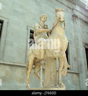 Statue en marbre d'un jeune homme à cheval. À partir de Rome, peut-être 1er siècle de notre ère. British Museum. Londres. United Kingdom. Banque D'Images