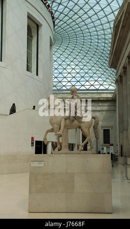 Statue en marbre d'un jeune homme à cheval. À partir de Rome, peut-être 1er siècle de notre ère. British Museum. Londres. United Kingdom. Banque D'Images