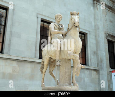 Statue en marbre d'un jeune homme à cheval. À partir de Rome, peut-être 1er siècle de notre ère. British Museum. Londres. United Kingdom. Banque D'Images