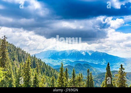 Très belle vue panoramique des paysages avec des montagnes de Bucegi, à l'horizon, vu depuis le massif de Postavarul en Roumanie Banque D'Images