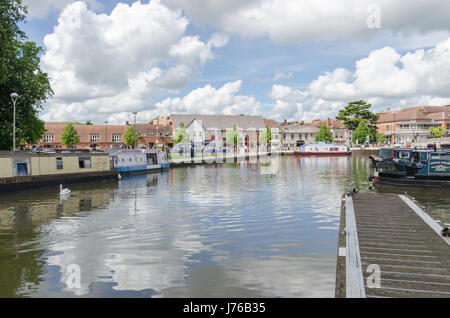 Bateaux dans la marina étroit à Stratford-upon-Avon, Warwickshire Banque D'Images