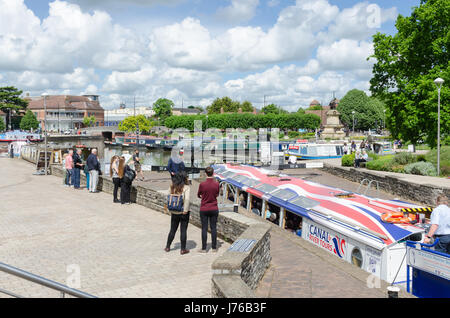 Bateau de croisière avec les touristes à bord dans un verrou sur la rivière Avon à Stratford-upon-Avon, Warwickshire Banque D'Images