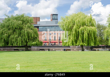 Royal Shakespeare Theatre à côté de la rivière Avon à Stratford-upon-Avon, Warwickshire Banque D'Images