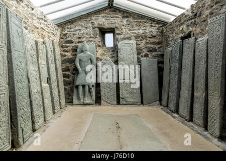 Tombe médiévale les dalles sur l'affichage dans l'église paroissiale lapidarium Kilmartin, Kilmartin, Argyll and Bute, Ecosse, Royaume-Uni. Banque D'Images