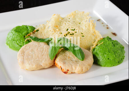 Boulettes de pommes de terre à la vapeur avec de la Purée de brocoli Banque D'Images