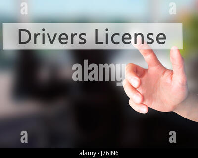 Drivers License - part en appuyant sur un bouton sur l'arrière-plan flou concept . Le commerce, la technologie, internet concept. Stock Photo Banque D'Images