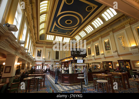 Royaume-uni, Angleterre, Derby, Derbyshire, porte de fer, de l'article pub intérieur, dans l'ancien Crompton et Evans Union Bank Banque D'Images