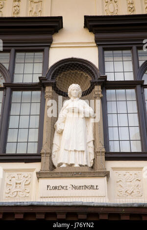 Royaume-uni, Angleterre, Derbyshire, Derby, St Peter's Street, Florence Nightingale infirmière pionnière statue sur l'ancien bâtiment Chimiste Bottes Banque D'Images