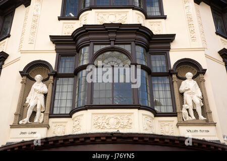 Royaume-uni, Angleterre, Derbyshire, Derby, St Peter's Street, John Lombe et William Hutton les statues sur l'ancien bâtiment Chimiste Bottes Banque D'Images