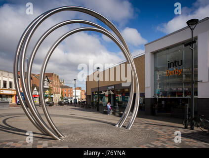 Royaume-uni, Angleterre, Derbyshire, Derby, le spot, Metal Hoop sculpture par DPQ Architectes centre commercial extérieur Intu Banque D'Images