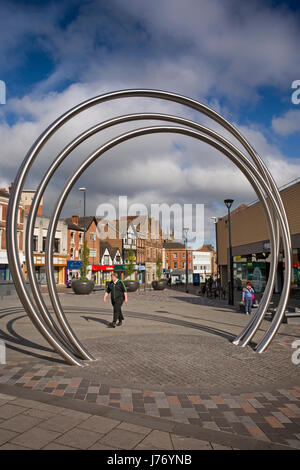 Royaume-uni, Angleterre, Derbyshire, Derby, St Peter's Street, le spot, Metal Hoop sculpture par DPQ Architectes centre commercial extérieur Intu Banque D'Images