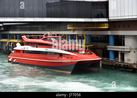 Catamaran offre des services 24 heures sur 24 turboréacteur entre Hong Kong et Macao avec temps de trajet d'environ une heure seulement. Banque D'Images