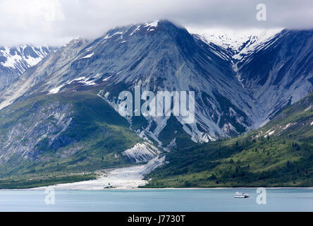 Le petit bateau de tourisme en passant par le parc national Glacier Bay (Alaska). Banque D'Images