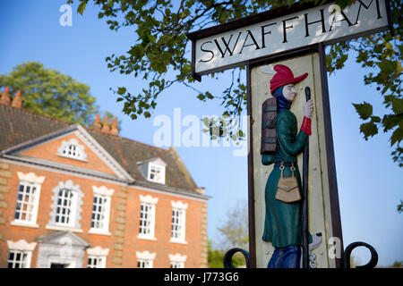 Le panneau de la commune du colporteur qui rêvait d'un trésor, qui se situe à la croisée des chemins, Market Place, Thetford, Norfolk Banque D'Images