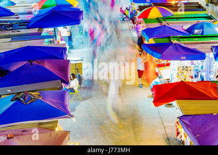 HONG KONG, CHINE - 24 avril : c'est une vue aérienne de Fa Yuen Street market un marché local en populaire dans la zone Mong Kok de nuit le 24 avril 2017 Banque D'Images