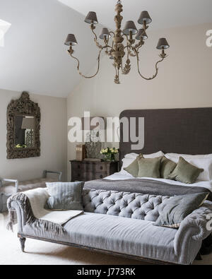 Chambre principale avec canapé arrière boutonnées, Hampton Court lustre, lampes de table et tête de tous Bardoe & Appel. Banque D'Images